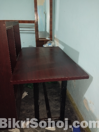 ডাইনিং টেবিল